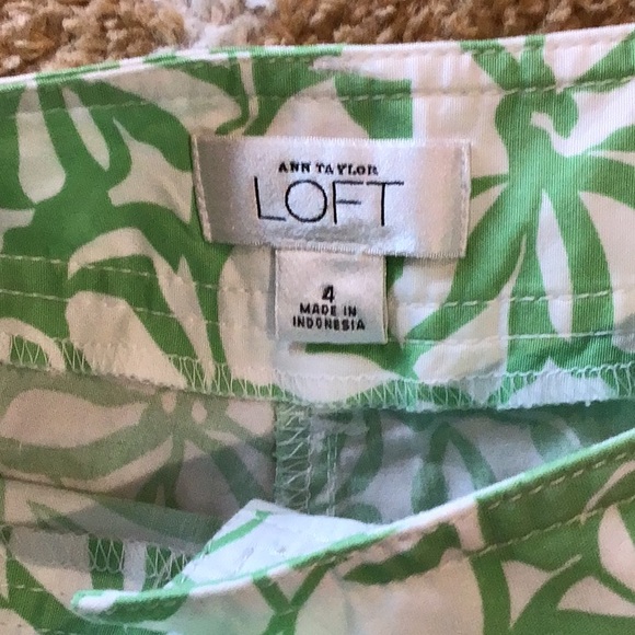 Anne Taylor LOFT Green and White Pattern Shorts - Picture 3 of 4
